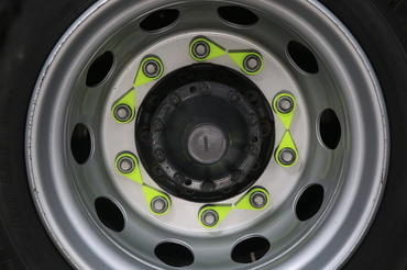 눈으로 확인하는 안전부품 휠 너트 인디케이터