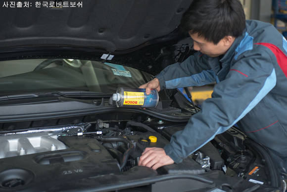 브레이크 액을 교체하는 장면